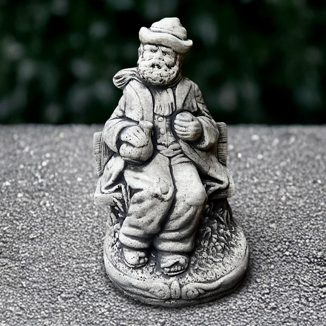 座っている農夫の像 コンクリートの田舎者の彫刻 庭の男の置物 石の