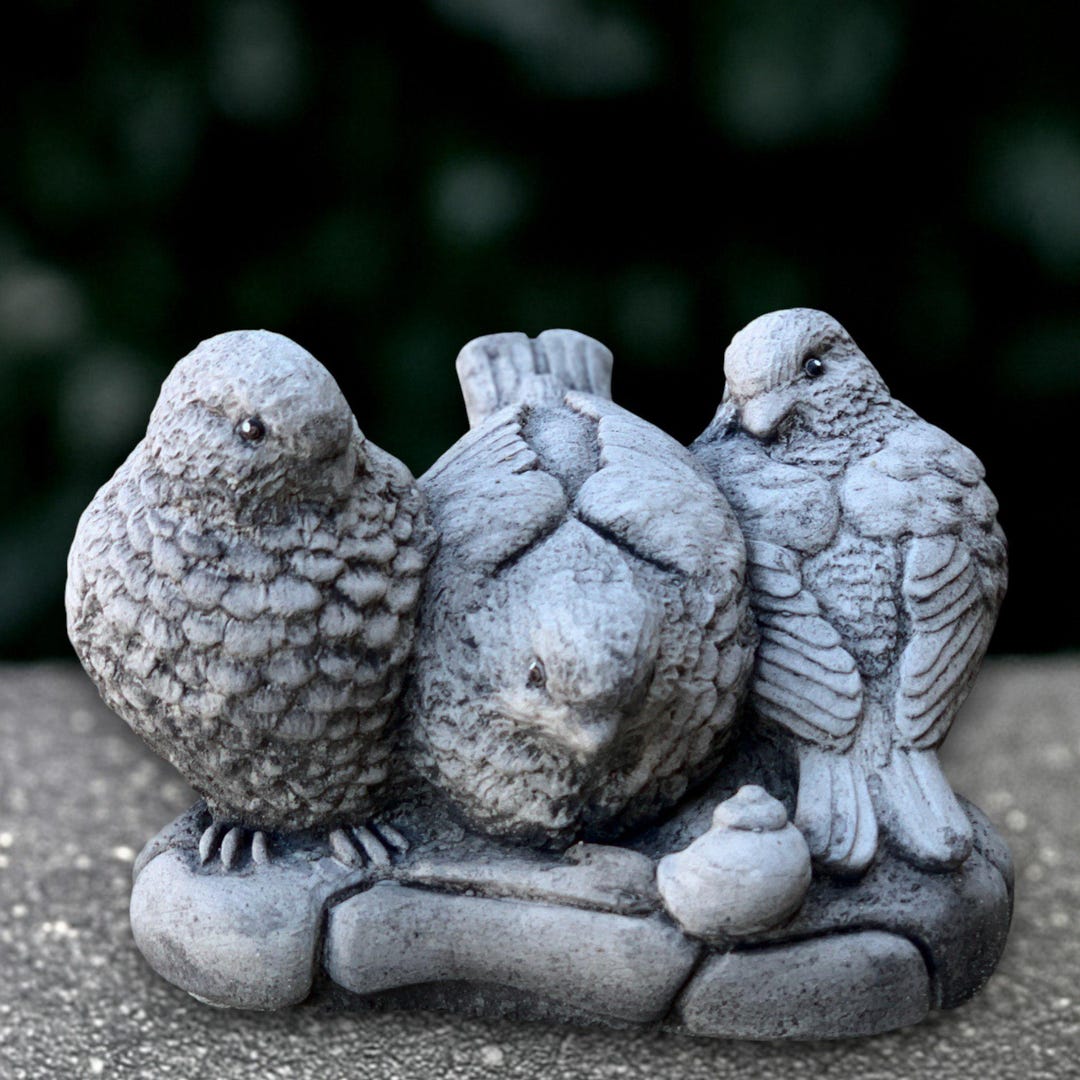 コンクリート製の鳥の彫刻 石の鳥とベースフィギュア 屋外の動物の飾り