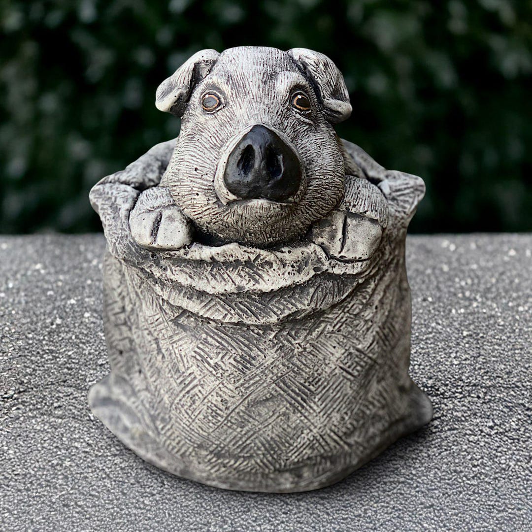 袋から覗く子豚の像 セメント製の豚の装飾 絵本の石の農場の置物 庭の