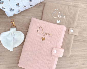 Protège carnet de santé bébé personnalisé – Fait main en gaze de coton – Cadeau naissance prénom brodé thermocollant