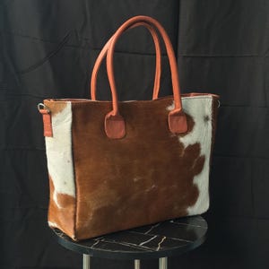 Western Style Kuh Hairon Leder Damen Einkaufstasche | Einzigartige Tan & White Einkaufstasche , Handtasche | Rustikale Ledertasche im Boho Style.