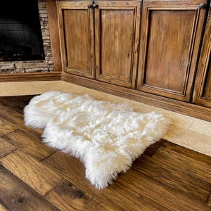 Genuine White New Zealand Sheepskin 2&#39; x 3&#39; inches.