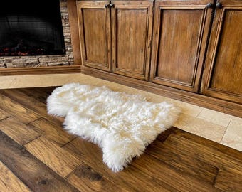 Genuine White New Zealand Sheepskin 2' x 3' inches.