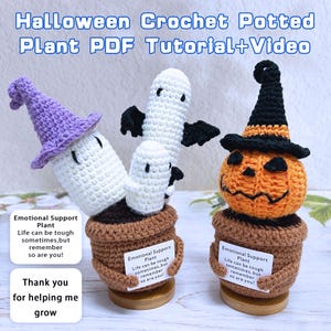 Può includere: Piante in vaso all'uncinetto a tema Halloween. Uno presenta un fantasma con ali nere, un altro una zucca con un cappello da strega e un terzo con un cappello da strega viola. Ogni pianta è in un vaso marrone con un messaggio di supporto.