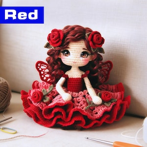 Könnte beinhalten: Eine handgefertigte Häkelpuppe mit roten Haaren, einem roten Kleid und Rosenakzenten. Die Puppe hat große Augen und trägt ein rotes Kleid mit einem gerüschten Rock. Das Wort "Red" steht in einem blauen Rechteck oben links.