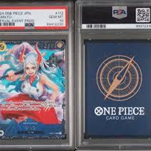 Puede incluir: Una carta de intercambio de One Piece calificada con Yamato, un personaje de la serie de anime y manga. La carta está en una caja protectora con una calificación PSA Gem Mint 10. La carta presenta un fondo azul y blanco con una ilustración de personaje rojo y blanco.