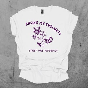 Maglietta "Racing My Troughts", maglietta con divertente procione, maglietta con panda spazzatura, maglietta "Relatable Burnout", maglietta per adulti con ADHD e autismo, maglietta per ansia e depressione