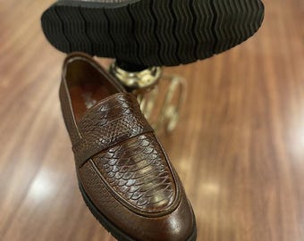 Herren-Lederslipper, handgefertigte Penny-Loafer aus braunem Rindsleder, elegante Slipper mit Krokoprägung, Herrenschuhe für Herbsthochzeiten, Geschenkidee für ihn
