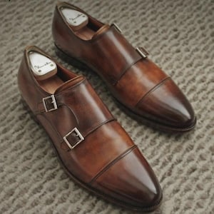 Sapatos masculinos de couro castanho polido com fivela dupla | Calçado social estilo italiano