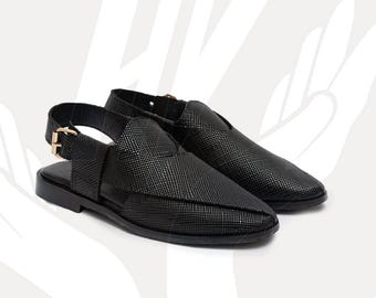 Handgefertigtes texturiertes schwarzes Leder Peschawori Chappal für Herren - Handwerklich gefertigte Sandalen