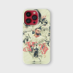 K&ouml;nnte beinhalten: Eine Handyh&uuml;lle mit cremefarbenem Hintergrund, die eine Collage von Fu&szlig;ballspielern in rot-wei&szlig;en Trikots zeigt. Das Design enth&auml;lt das Wort "F9" in einer stilisierten Schriftart mit einer Krone.