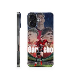 Könnte beinhalten: Eine transparente Handyhülle mit einer Collage von Fotos eines Fußballspielers. Der Spieler trägt ein rot-schwarzes Trikot und befindet sich in einem Stadion. Der Text "Alejandro Garnacho" ist auf der Hülle aufgedruckt.