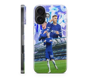 Op de afbeelding: Een transparante telefoonhoes met een abstract ontwerp in blauw en wit met drie voetballers in blauwe tenues. De spelers bevinden zich op een voetbalveld met een blauw en wit stadion op de achtergrond. De hoes heeft een transparante achterkant en een witte rand.