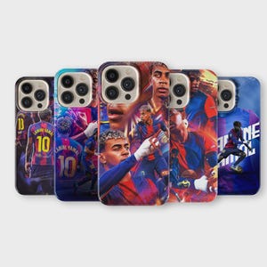 Pode incluir: Uma coleção de capas para smartphones com imagens de jogadores de futebol em ação. As capas exibem cores vibrantes, com jogadores em uniformes azuis e vermelhos. As capas têm vários recortes para a câmera e um acabamento brilhante.