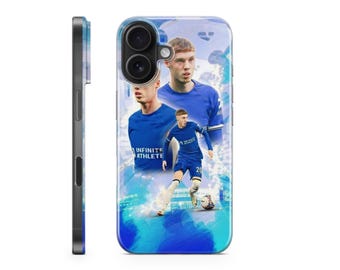 Op de afbeelding: Een blauwe en witte telefoonhoes met een aquarelontwerp met drie voetballers. De hoes heeft een transparante achterkant en een zwarte zijkant. De tekst "Infinite Athlete" is zichtbaar op de hoes.