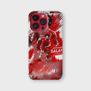 K&ouml;nnte beinhalten: Handyh&uuml;lle mit einem rot-wei&szlig;en Grafikdesign eines Fu&szlig;ballspielers in roter Uniform. Der Name "SALAH" und "LIVERPOOL FC" sind aufgedruckt. Entworfen f&uuml;r ein Smartphone.