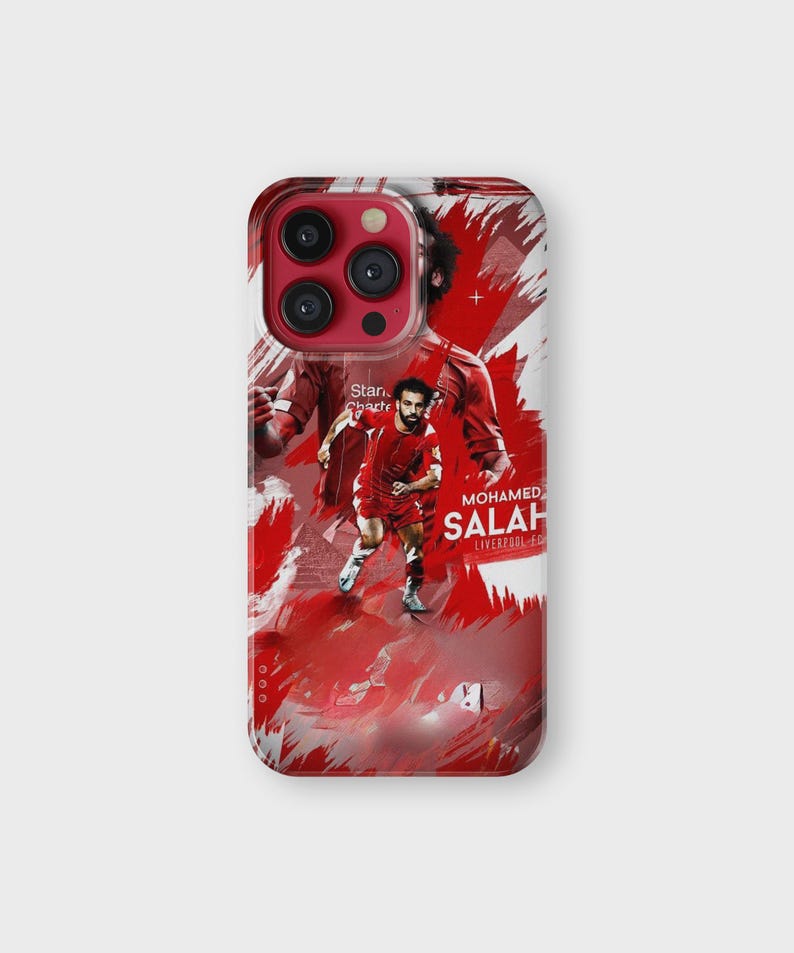 K&ouml;nnte beinhalten: Handyh&uuml;lle mit einem rot-wei&szlig;en Grafikdesign eines Fu&szlig;ballspielers in roter Uniform. Der Name "SALAH" und "LIVERPOOL FC" sind aufgedruckt. Entworfen f&uuml;r ein Smartphone.