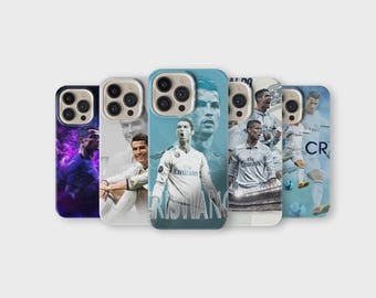 Puede incluir: Varias fundas de teléfono con imágenes de un futbolista en diferentes poses y uniformes. Las fundas muestran una gama de colores, incluyendo azul, blanco y morado, con el nombre del jugador visible.