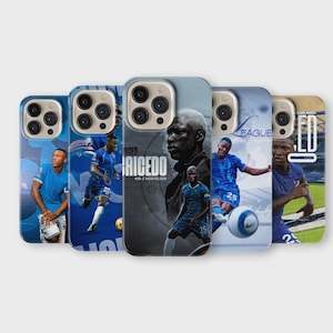 Op de afbeelding: Een verzameling smartphonehoesjes met afbeeldingen van voetballers in actie. De hoesjes tonen spelers in blauwe tenues, met actieopnames en portretten. Sommige hoesjes hebben tekst, waaronder de naam "CAICEDO" en het woord "LEAGUE".