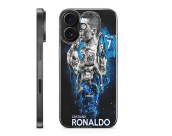 Puede incluir: Una funda de teléfono negra con un gráfico de Cristiano Ronaldo con una camiseta de fútbol azul. El gráfico está rodeado de un efecto de humo azul y negro. El texto "Cristiano Ronaldo" está impreso en la funda.