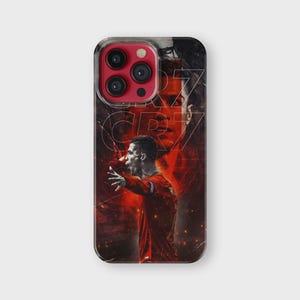 Puede incluir: Funda de tel&eacute;fono transparente con un dise&ntilde;o rojo y negro. Presenta un retrato de un futbolista con una camiseta roja, con las letras "CR7" en una fuente estilizada. El fondo tiene l&iacute;neas y formas abstractas.