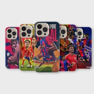 Könnte beinhalten: Eine Sammlung von Smartphone-Hüllen mit lebendigen Illustrationen von Fußballspielern in Aktion. Jede Hülle zeigt einen anderen Spieler mit dynamischen Posen und Teamfarben. Die Hüllen sind für verschiedene Telefonmodelle konzipiert.