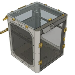 Puede incluir: Una carcasa de impresora 3D blanca con una puerta de pl&aacute;stico transparente y bisagras amarillas. La carcasa tiene un interior negro y una base negra.