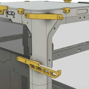 Puede incluir: Primer plano de una caja de ordenador de metal con un cierre de color dorado. La caja tiene una ventana en el lateral y una serie de barras met&aacute;licas.