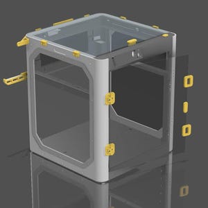 Puede incluir: Una impresora 3D blanca con una carcasa de pl&aacute;stico transparente y detalles amarillos. La impresora est&aacute; ensamblada y lista para usar.