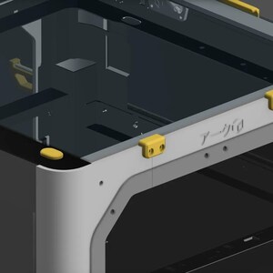 Puede incluir: Una impresora 3D blanca con un marco negro y detalles amarillos. La impresora tiene una tapa de pl&aacute;stico transparente y la palabra "Aergo" impresa en la parte delantera.