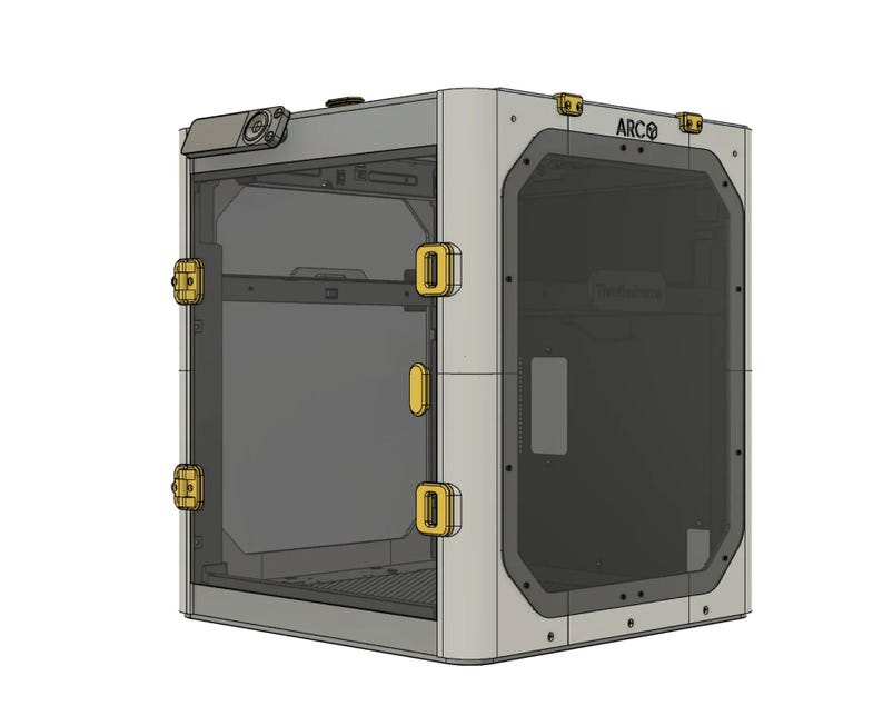 Puede incluir: Una impresora 3D blanca con una carcasa de pl&aacute;stico transparente y un panel frontal negro. La impresora tiene un pestillo amarillo en el lateral y el texto "ARC-O" en el panel frontal.