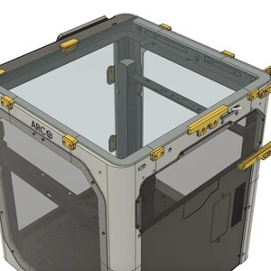 Puede incluir: Una impresora 3D blanca con una carcasa de pl&aacute;stico transparente y un interior negro. La impresora tiene una etiqueta amarilla con la palabra "ARC" en ella.