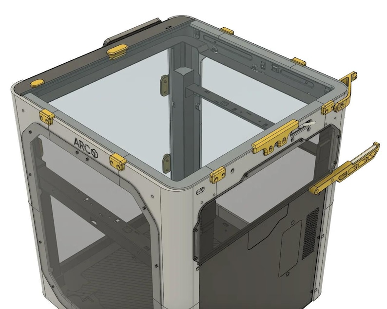 Puede incluir: Una impresora 3D blanca con una carcasa de pl&aacute;stico transparente y un interior negro. La impresora tiene una etiqueta amarilla con la palabra "ARC" en ella.