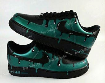 Zapatillas Air Force 1 personalizadas en verde oscuro con efecto goteo, pintadas a mano.