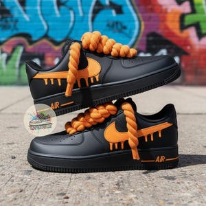 Tênis Air Force 1 personalizados com pintura à mão na cor laranja, cadarços de corda e detalhes exclusivos.