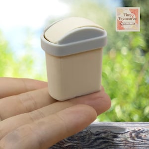 Cubo de basura en miniatura para casa de muñecas 1:12 con tapa abatible, pequeño cubo de basura para cocina u oficina, PLA impreso en 3D, blanco o crema