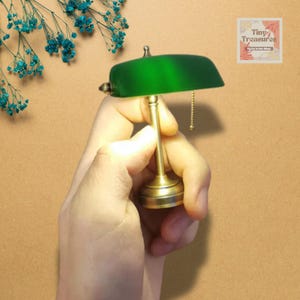 Miniatur Schreibtischlampe 1:12 | Metall Puppenhaus Tischlampe | Retro Zugschalter LED-Lampe für Diorama Raum | Kleine Nachttischlampe