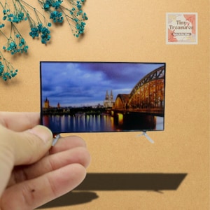 Televisor miniatura 1:12 para casa de muñecas – Pantalla LCD realista con soporte – Opción de visualización o foto en negro – Televisor moderno PLA – 2 tamaños