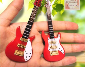 Guitarra en miniatura (estilo 2): instrumento musical para casa de muñecas a escala 1:6 y 1:12, miniguitarra, bajo y ukelele. Instrumento de madera diminuto.