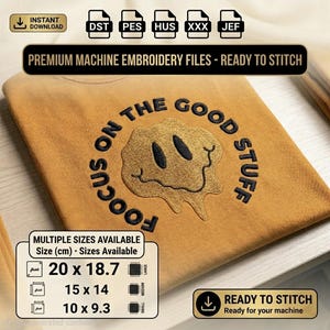 Peut inclure: Tissu moutarde avec une broderie machine « Focus on the Good Stuff » autour d'un smiley qui fond. Le motif est disponible en plusieurs tailles : 20 x 18,7 cm, 15 x 14 cm et 10 x 9,3 cm. Fichiers de broderie premium.