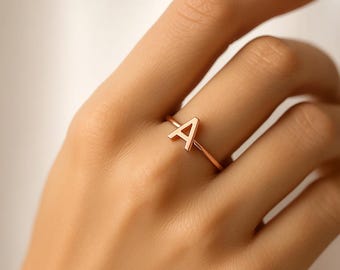 Aangepaste eerste ring, gepersonaliseerde eerste ring, sierlijke initiële sieraden, eerste trouwring, brief verlovingsring, brief bruidsmeisjering