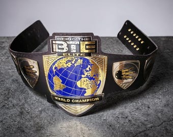 Cinto de Luta Livre Réplica BTE Being The Elite World Champion, Tamanho Adulto, com Placas de Zinco e Alça de Couro.
