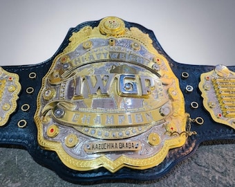 Réplica del cinturón de campeonato de lucha libre de peso pesado con placas de latón apiladas dobles y correa de cuero para adulto.