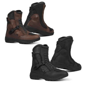Puede incluir: Dos pares de botas de moto de cuero marrón y negro con correas y hebillas en el tobillo. Las botas tienen un aspecto robusto y duradero y están diseñadas para la comodidad y la protección.