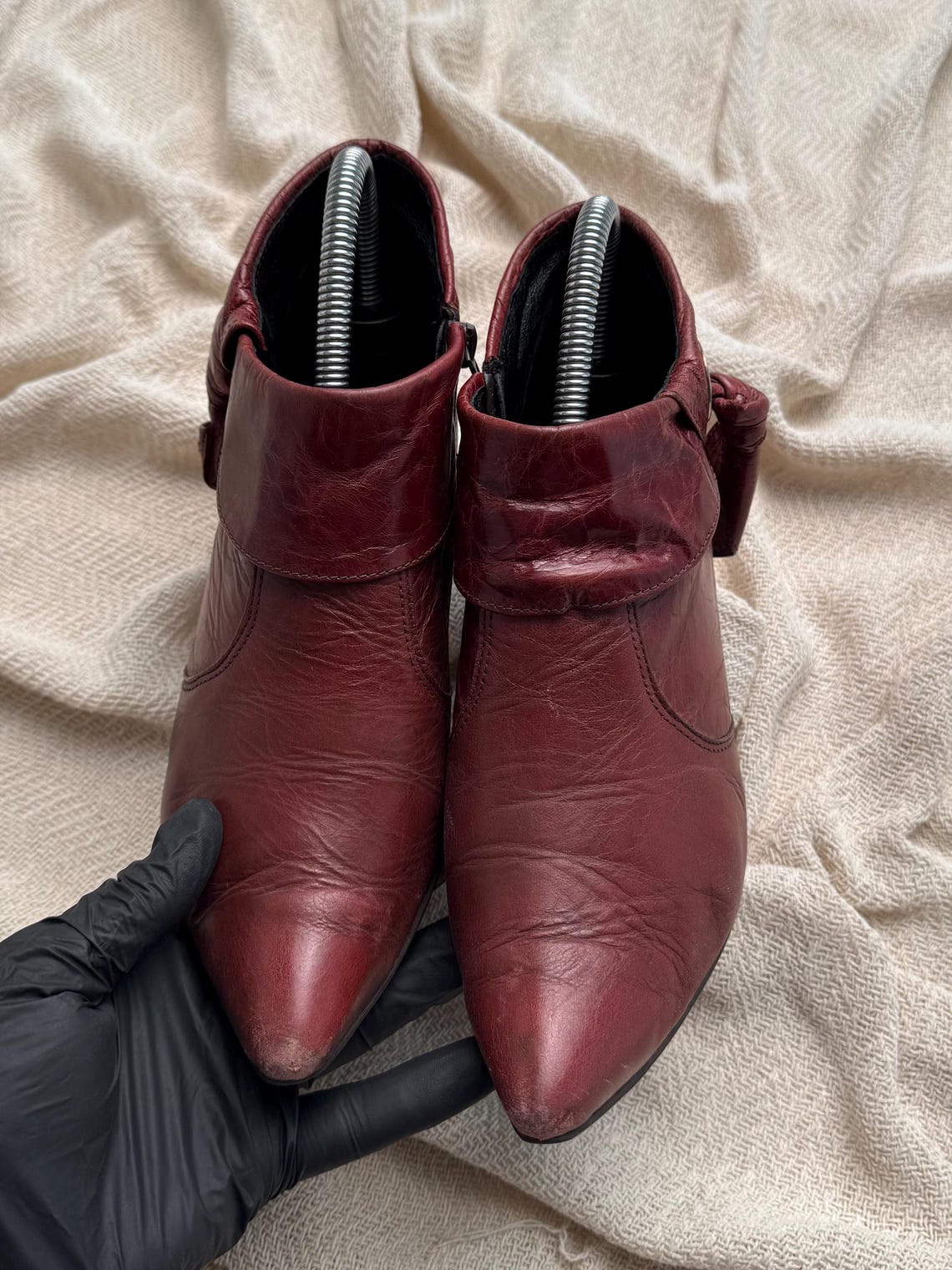 Vintage Burgundy Brown Leather Ankle Boots Bow Detail Pointed Toe Heeled Booties Boho, foto 3 di 5