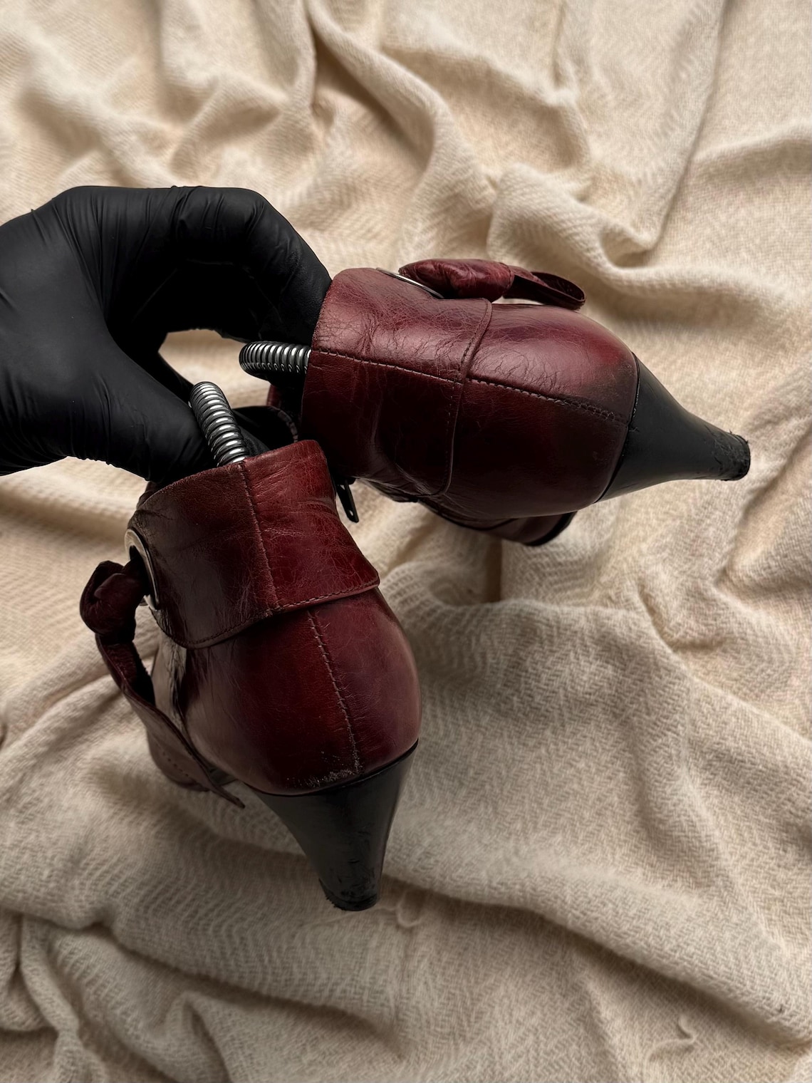 Vintage Burgundy Brown Leather Ankle Boots Bow Detail Pointed Toe Heeled Booties Boho, foto 2 di 5
