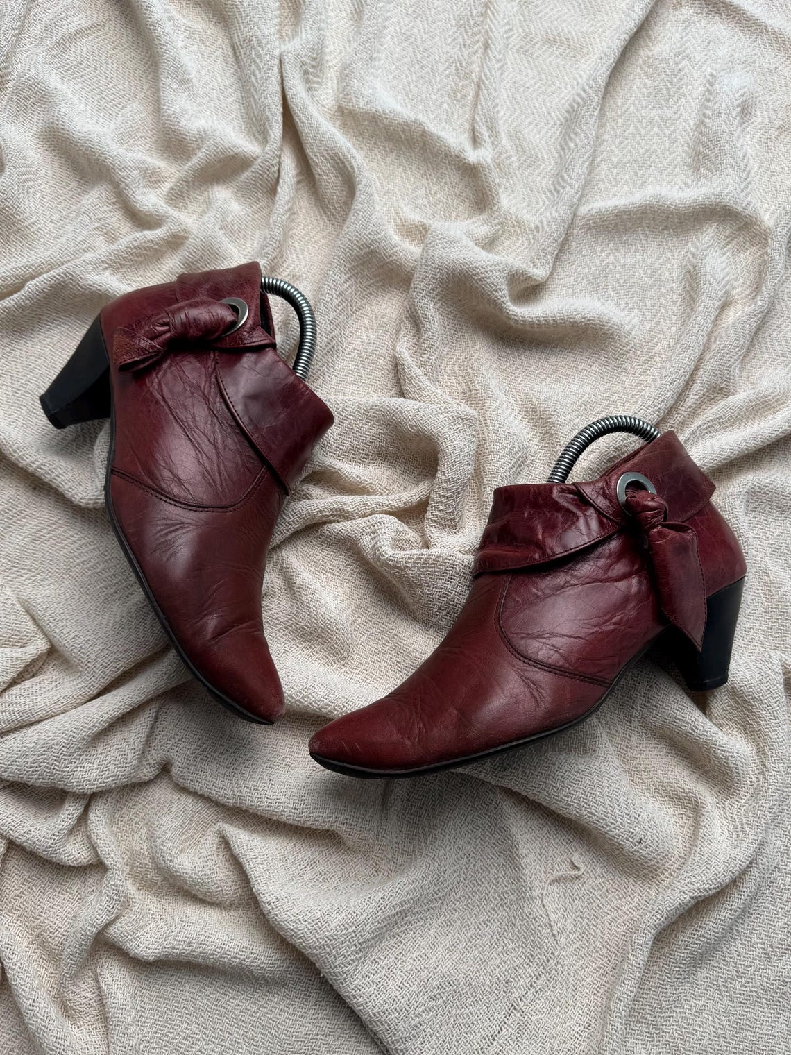 Vintage Burgundy Brown Leather Ankle Boots Bow Detail Pointed Toe Heeled Booties Boho, foto 4 di 5