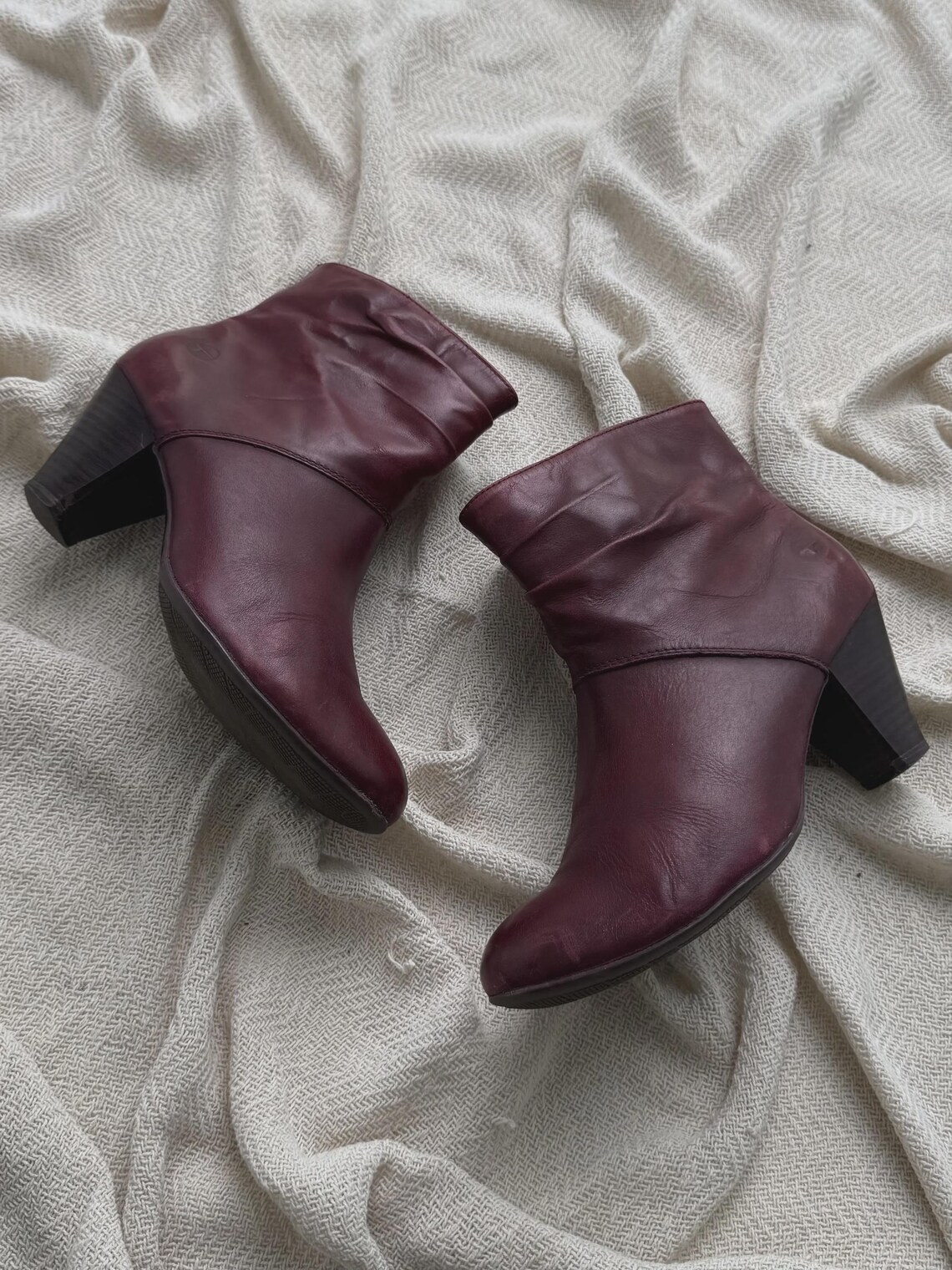 Vintage Burgundy Leather Ankle Boots Block Heel Minimalist Chelsea Y2K Booties, foto 2 di 5
