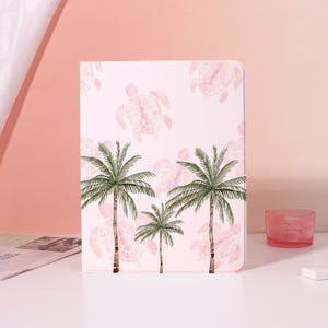 Custodia per iPad con motivo Tartaruga Tropicale e Palme, con scomparto per penna, compatibile con iPad Air 2026, iPad 11/10/9, iPad Pro 11"13", iPad Air 7/6, iPad Mini 6/7, custodia personalizzata per iPad.