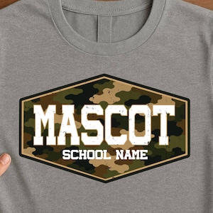 Mascota personalizada con estampado de camuflaje en formato PNG: letras universitarias vintage, espíritu escolar, diseño para sublimación (descarga digital).